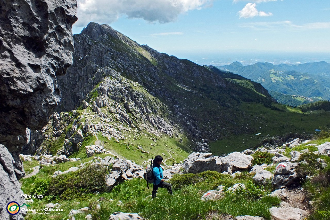 75 Salendo in Cima Croce vista in  Passo la Forca e Monte Alben....JPG